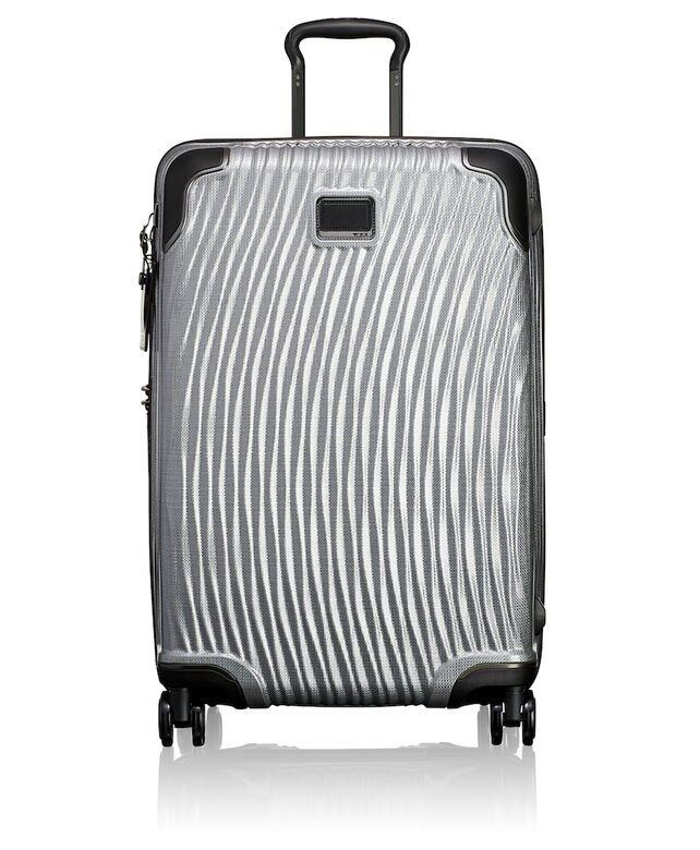 Latitude 是 TUMI 創立 40 多年來迄今最輕巧的行李箱系列，重新設定現代行李箱的