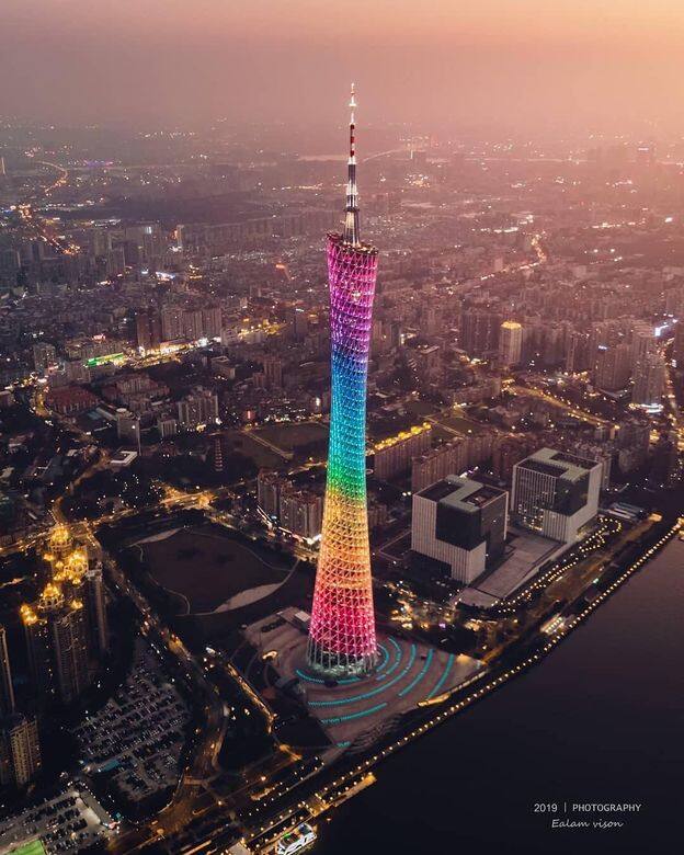 近年來,廣州發展蓬勃,除了一些歴史悠久的步行街和建築物,一些大型商 近年來,廣州發展蓬勃,除了一些歴史悠久的步行街和建築物,一些大型商