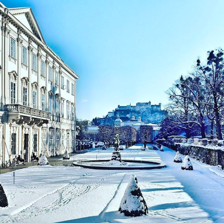 在奧地利高唱《平安夜》 薩爾斯堡(Salzburg)位於奧地利近德國交界,是奧地利通往 在奧地利高唱《平安夜》 薩爾斯堡(Salzburg)位於奧地利近德國交界,是奧地利通往