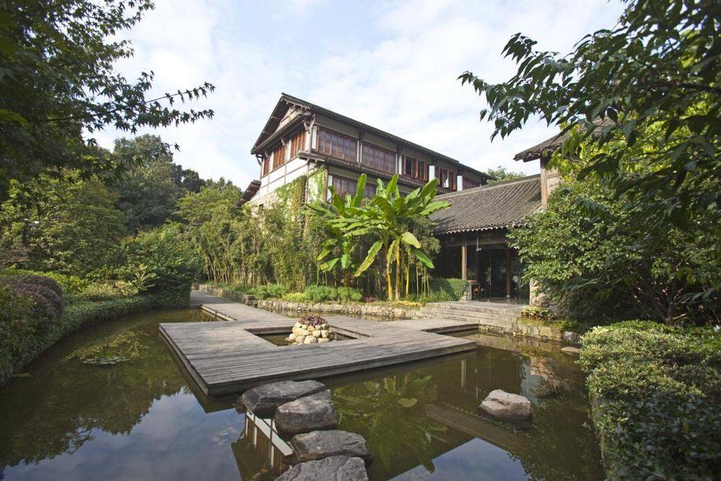 5. 杭州:紫萱度假村位於杭州的紫萱度假村外頭山水畫般,裡面則古色古 5. 杭州:紫萱度假村位於杭州的紫萱度假村外頭山水畫般,裡面則古色古