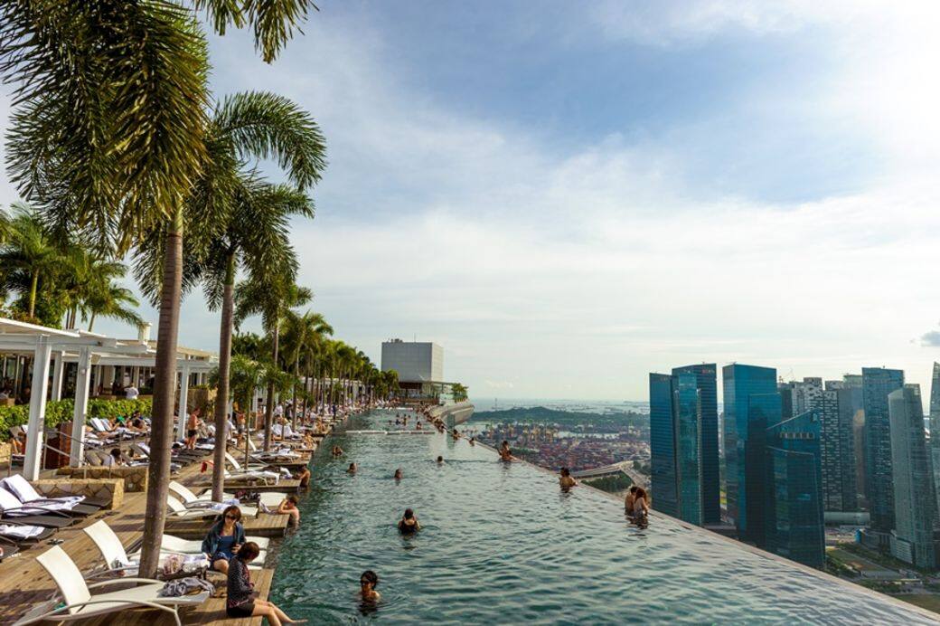 濱海灣金沙酒店空中花園是新加坡地標之一,樓高57 層,聳立於濱海灣之 濱海灣金沙酒店空中花園是新加坡地標之一,樓高57 層,聳立於濱海灣之