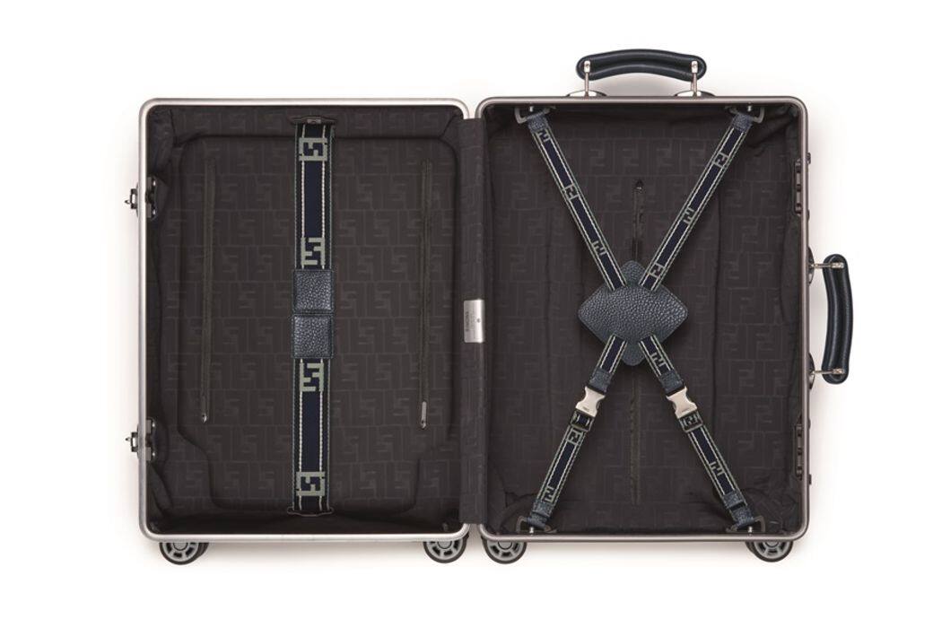 FENDI的上乘工藝亦體現於行李箱內攏，時尚優雅的黑色潛水料襯裡，飾有同