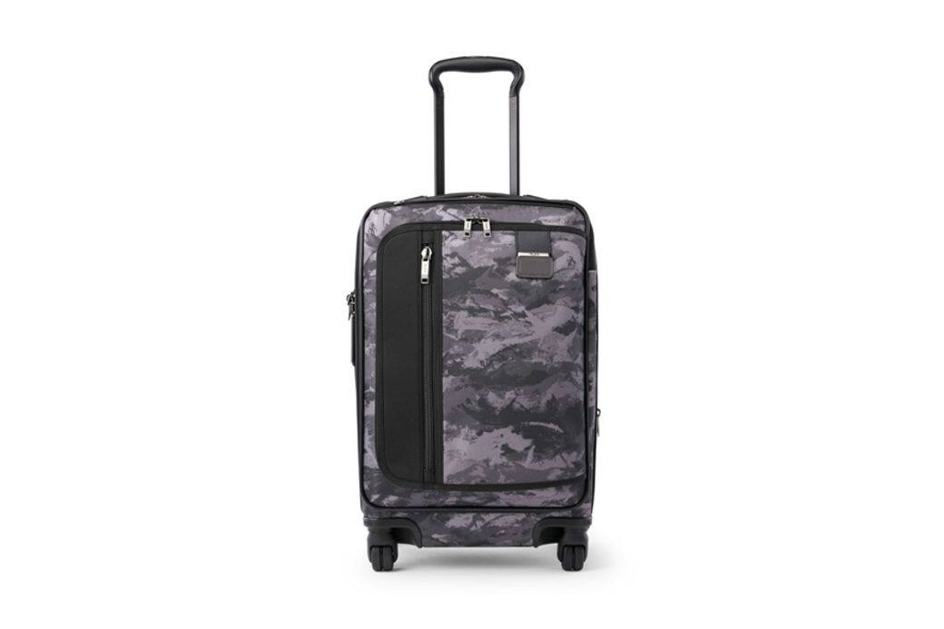 TUMI Merge行李箱系列具休閒感的Merge行李箱輕巧便攜，秋冬季加入糅合深沉中