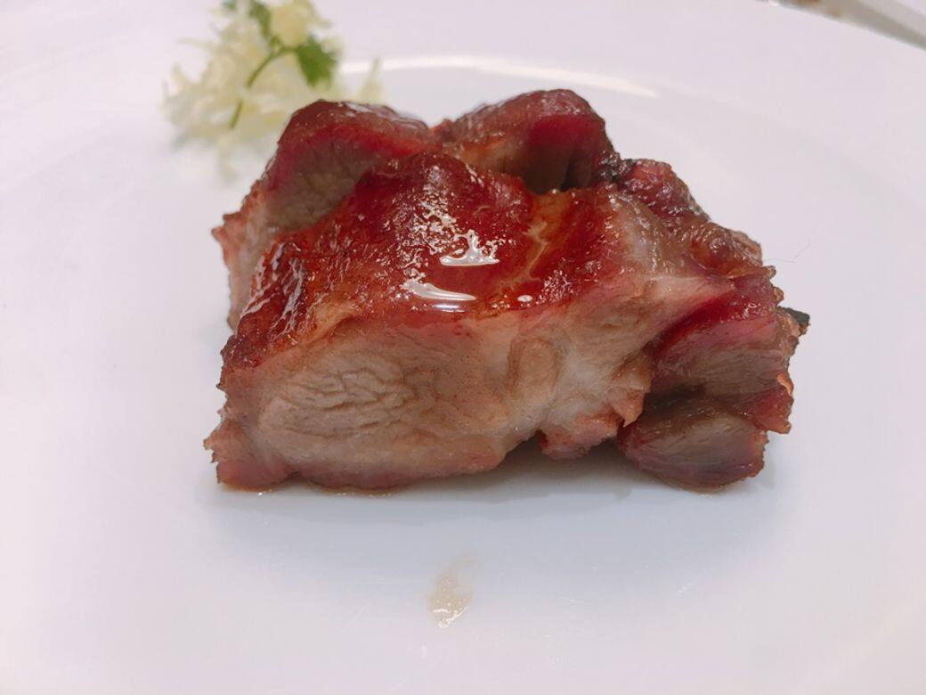 叉燒不一定肥才有最好的口感,這裡的叉燒就算肉質偏瘦,再厚切,但依然 叉燒不一定肥才有最好的口感,這裡的叉燒就算肉質偏瘦,再厚切,但依然