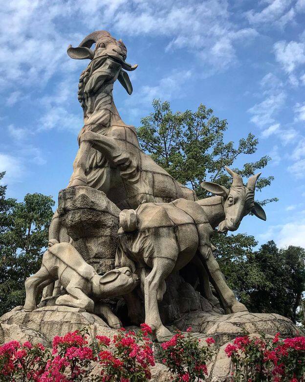 越秀公園位於廣州的郊區,面積非常大,一般需要大半天時間才能走完。公 越秀公園位於廣州的郊區,面積非常大,一般需要大半天時間才能走完。公