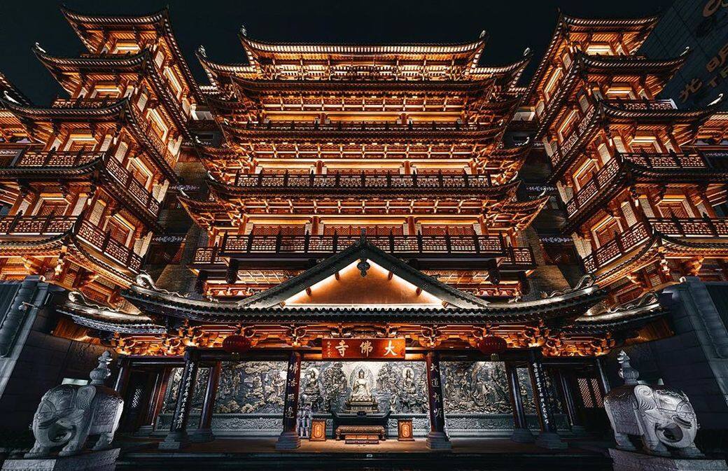 大佛古寺座落於廣州的鬧市之中,始建於南漢年間,後期再於明朝和清朝 大佛古寺座落於廣州的鬧市之中,始建於南漢年間,後期再於明朝和清朝