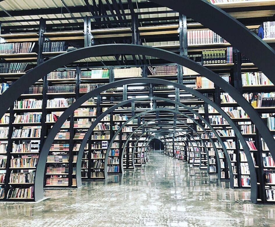 事實上它是一間由政府興建的大型公共二手書店 事實上它是一間由政府興建的大型公共二手書店