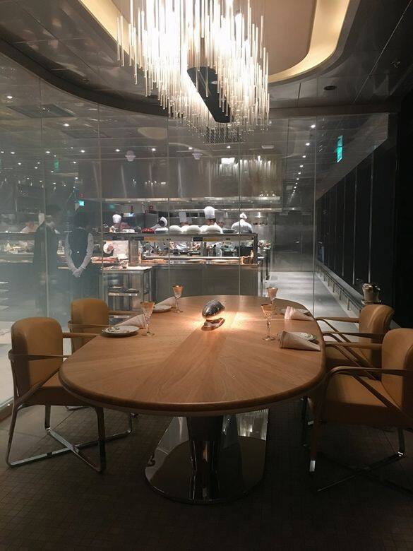 Alain Ducasse at Morpheus餐廳Chef's table可望到廚師們正忙碌著。 Alain Ducasse at Morpheus餐廳Chef's table可望到廚師們正忙碌著。