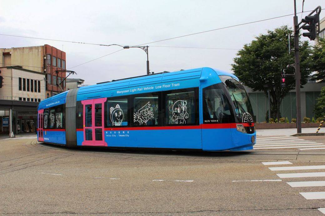 你知道多啦A夢的身高是多少嗎?在兩節車廂交接處,一幅以等比例繪製 你知道多啦A夢的身高是多少嗎?在兩節車廂交接處,一幅以等比例繪製