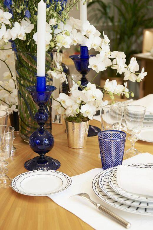 MUGUET「鈴蘭」是Dior先生的幸運符。除了鈴蘭之外,DIOR MAISON 也將品牌經典符碼「銀杏葉 MUGUET「鈴蘭」是Dior先生的幸運符。除了鈴蘭之外,DIOR MAISON 也將品牌經典符碼「銀杏葉