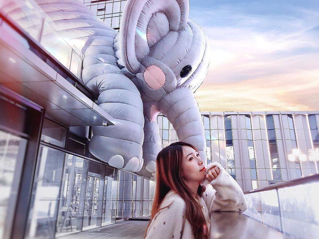 商場的標誌是正門這名為「Bubblecoat Elephant」的藝術裝置 商場的標誌是正門這名為「Bubblecoat Elephant」的藝術裝置
