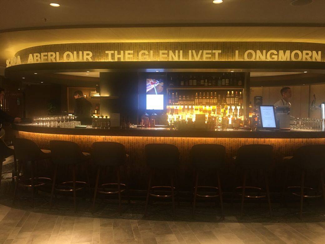 3. 暢飲頂級威士忌、咖啡和茶據Plaza Premium職員表示,入得lounge的客人多數都想飲 3. 暢飲頂級威士忌、咖啡和茶據Plaza Premium職員表示,入得lounge的客人多數都想飲