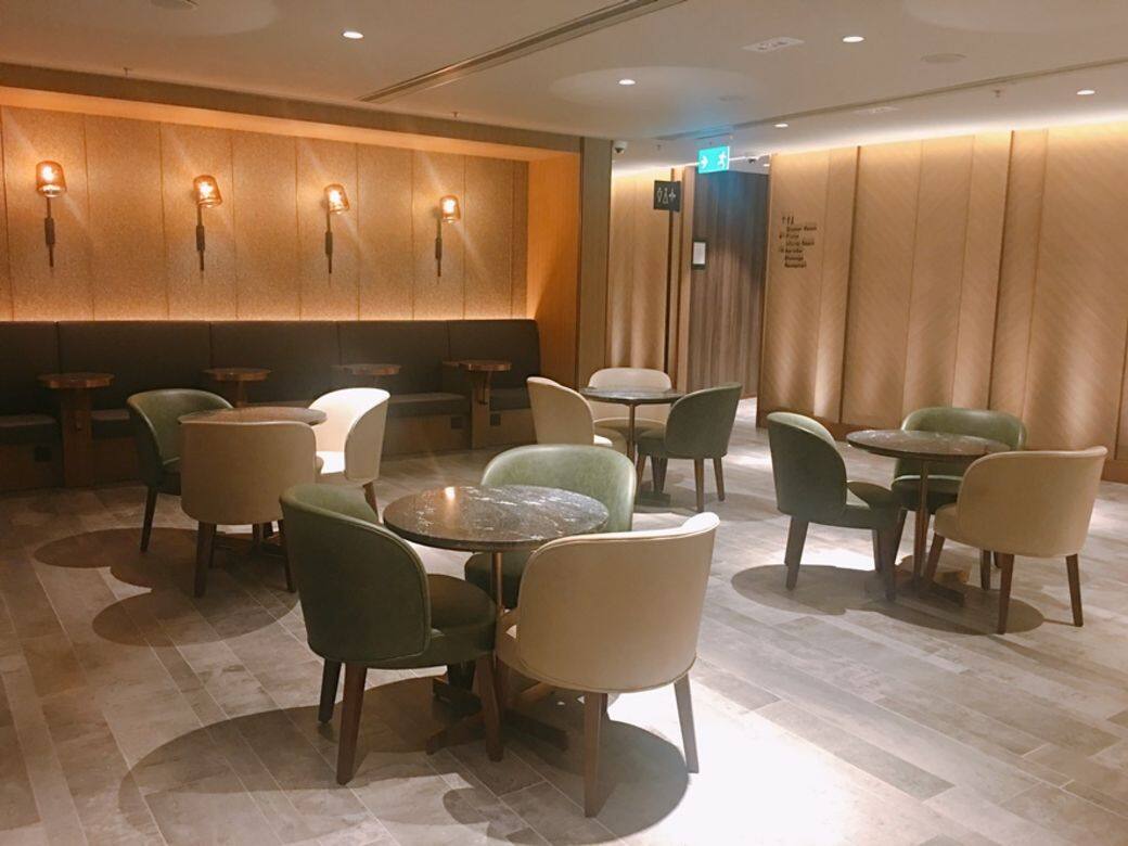 另外,機場貴賓室一些基本設備亦少不了,如免費Wi-Fi網絡、充電設施、報章 另外,機場貴賓室一些基本設備亦少不了,如免費Wi-Fi網絡、充電設施、報章
