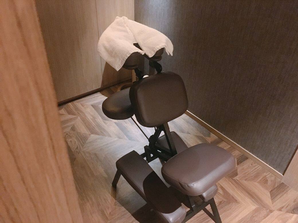 按摩室內客人只需稍向前傾就可享受按摩,更方便。 按摩室內客人只需稍向前傾就可享受按摩,更方便。