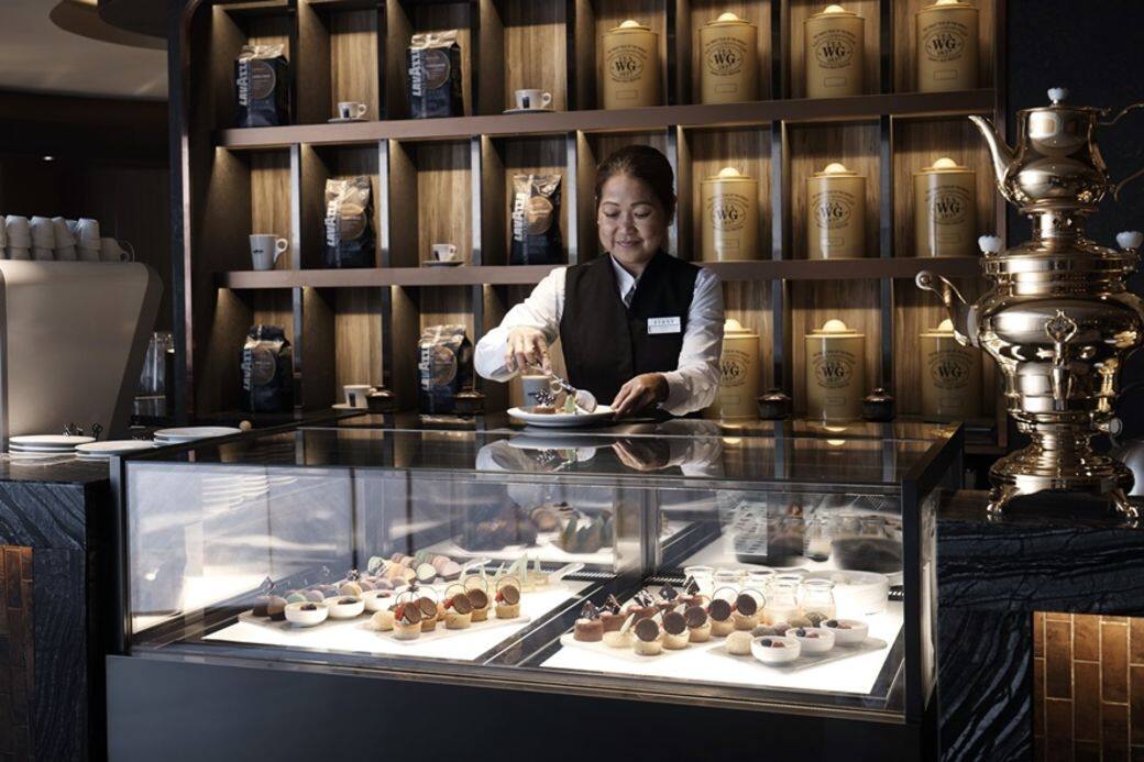 酒吧更設有甜品專櫃,供應一系列自家製蛋糕,包括Gourmand 55%朱古力蛋糕。 酒吧更設有甜品專櫃,供應一系列自家製蛋糕,包括Gourmand 55%朱古力蛋糕。