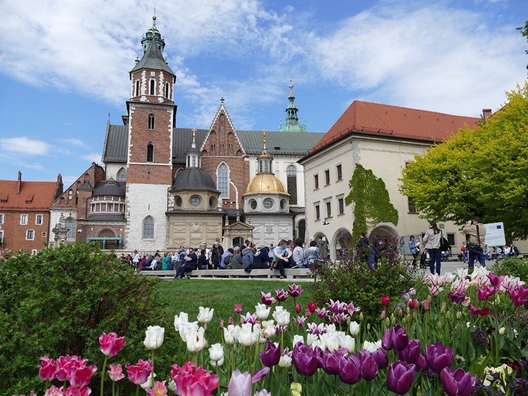 瓦維爾城堡(WawelCastle)是一座歌德式建築,不但曾長期為波蘭皇室的住所,更是波 瓦維爾城堡(WawelCastle)是一座歌德式建築,不但曾長期為波蘭皇室的住所,更是波