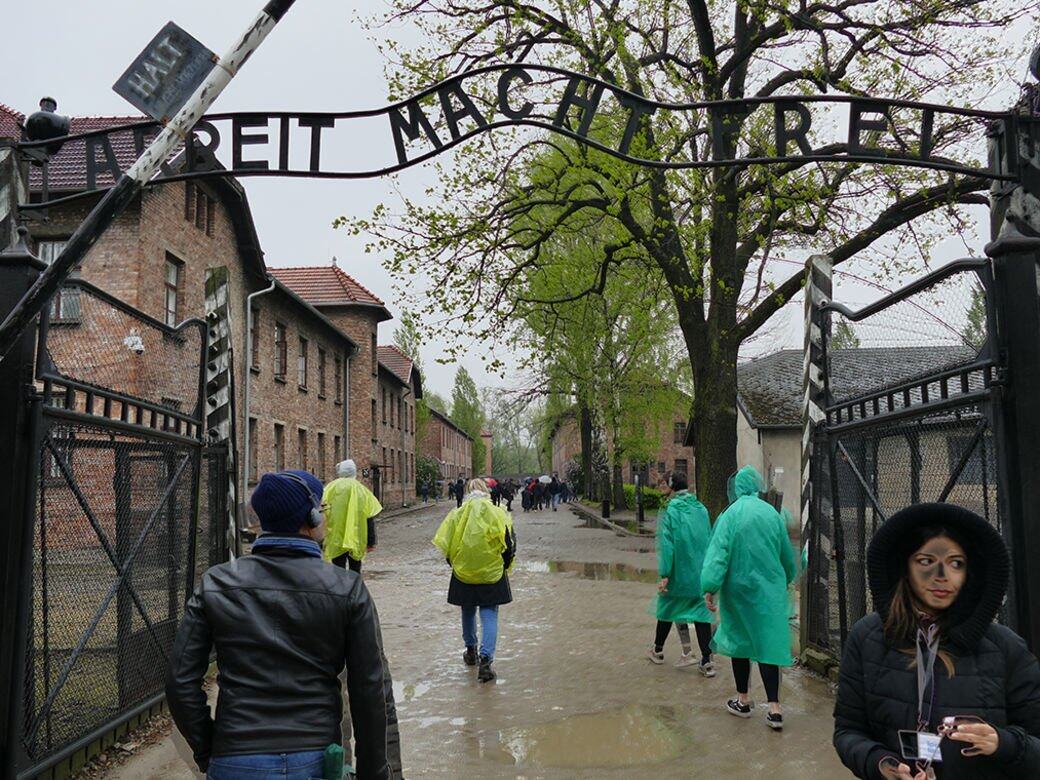 入口處寫着「Arbeit Macht Frei」, 意即「勞動帶來自由」;這當然是一 個非常殘忍的諷刺吧。 入口處寫着「Arbeit Macht Frei」, 意即「勞動帶來自由」;這當然是一 個非常殘忍的諷刺吧。