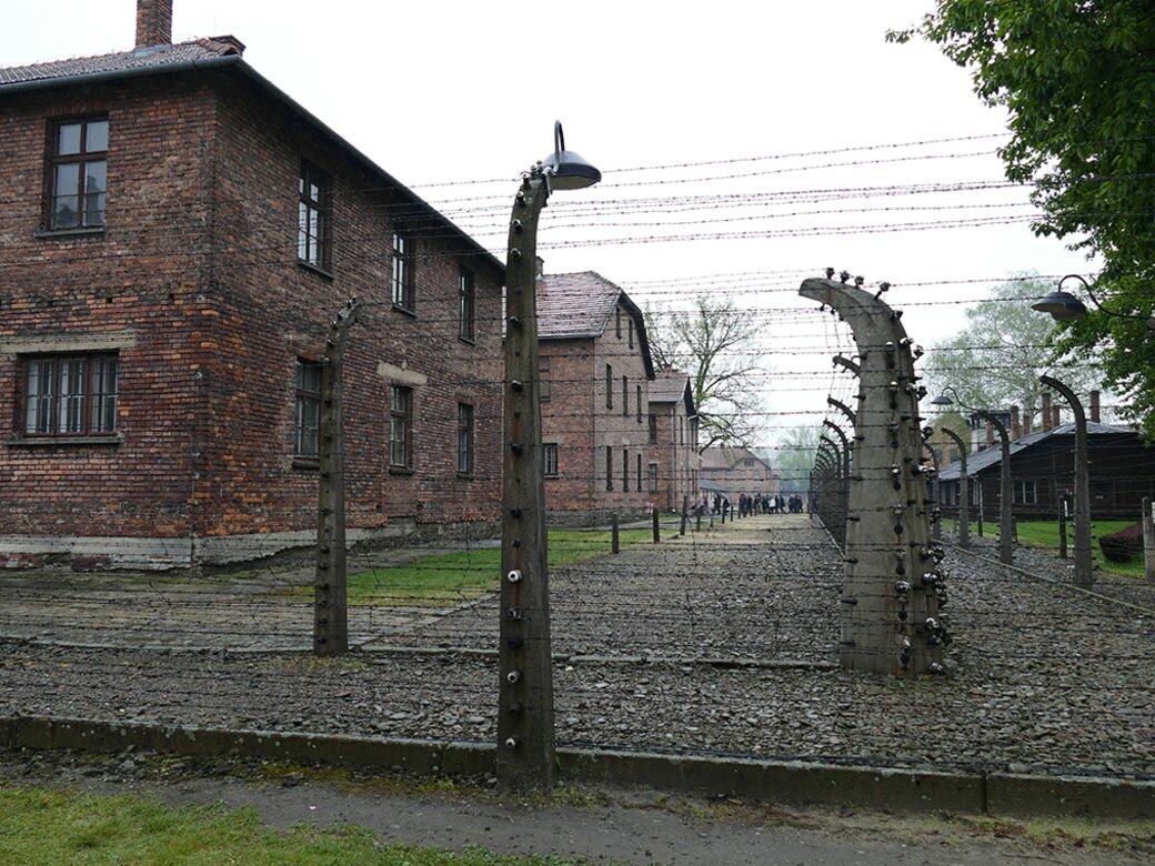 同為世界文化遺產之一的納粹集中營奧斯威辛集中營(Auschwitz-BirkenauConcentrationCamp),位於克拉科 同為世界文化遺產之一的納粹集中營奧斯威辛集中營(Auschwitz-BirkenauConcentrationCamp),位於克拉科
