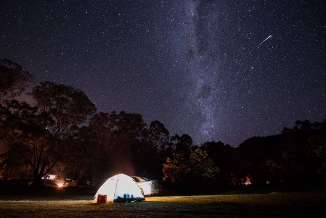 於廣闊的草地仰望星空 於廣闊的草地仰望星空