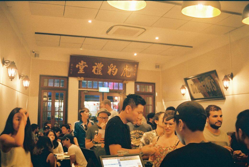 特色個性酒吧Druggists取名 Druggists,皆因其歷史背景。酒吧位於惹蘭勿剎(Jalan Besar)社區,原 特色個性酒吧Druggists取名 Druggists,皆因其歷史背景。酒吧位於惹蘭勿剎(Jalan Besar)社區,原