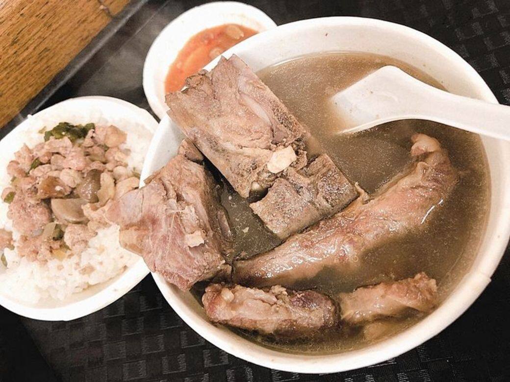 以中藥燉煮的招牌藥燉排骨香味濃郁、味道鮮美,店主堅持真材實料,湯底 以中藥燉煮的招牌藥燉排骨香味濃郁、味道鮮美,店主堅持真材實料,湯底