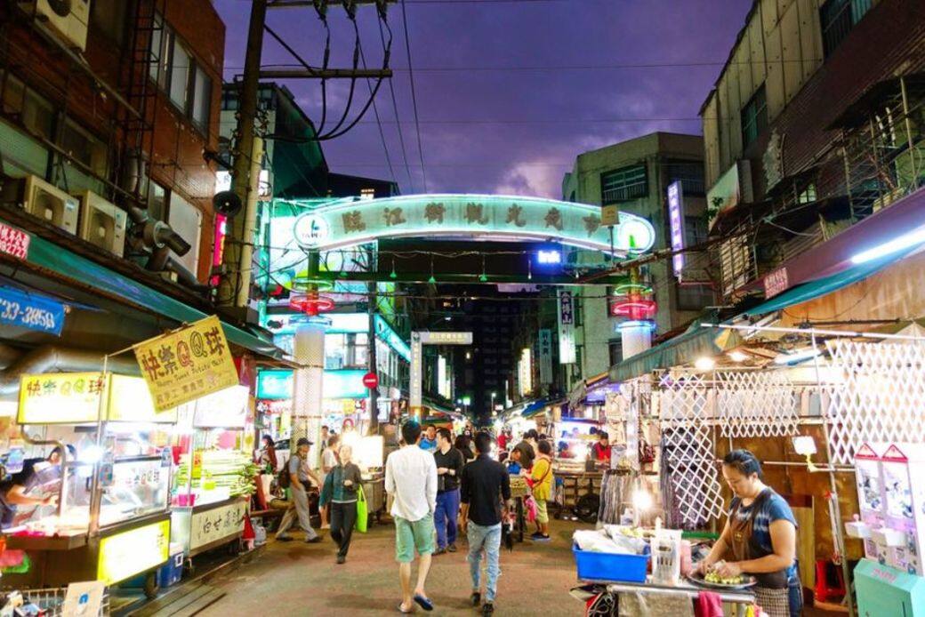 以往也稱為通化夜市。位於通化街與基隆路間的臨江街組成的區域,白天 以往也稱為通化夜市。位於通化街與基隆路間的臨江街組成的區域,白天