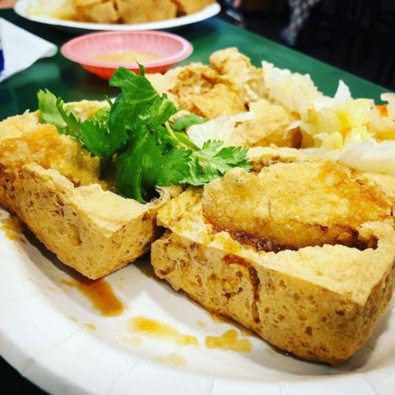 開店20年的臭豆腐,老闆將調味經過無數次的調整,將豆腐、醬汁和泡菜調 開店20年的臭豆腐,老闆將調味經過無數次的調整,將豆腐、醬汁和泡菜調