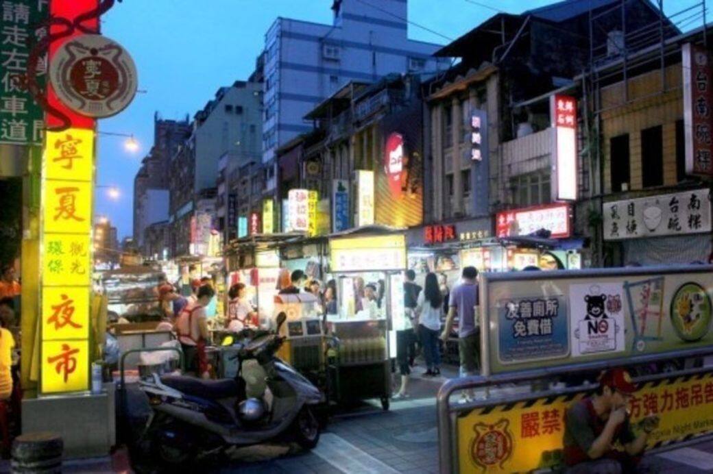 寧夏夜市充滿台灣的古早風味,被稱為「台北人的胃」,集合不少老字號的小 寧夏夜市充滿台灣的古早風味,被稱為「台北人的胃」,集合不少老字號的小