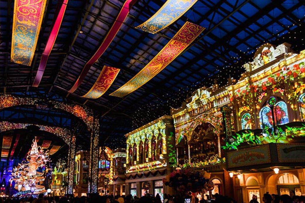Color of Christmas 夜間的水上表演也是不可錯過的聖誕活動,米奇及好朋友們都會 Color of Christmas 夜間的水上表演也是不可錯過的聖誕活動,米奇及好朋友們都會