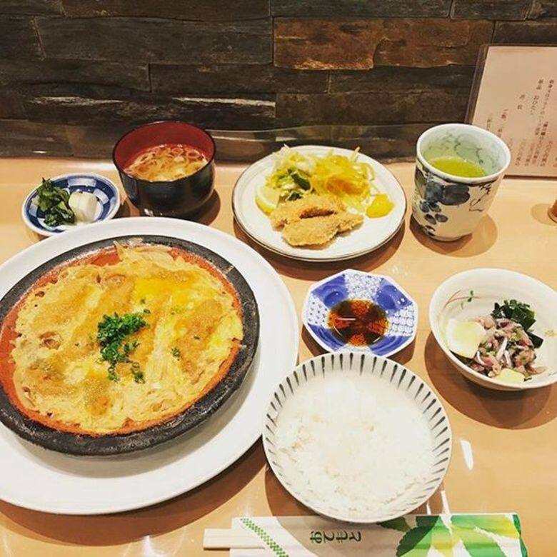 此由家族經營的日本料理店在大廈的B1層,一點也不起眼,但每到用餐 此由家族經營的日本料理店在大廈的B1層,一點也不起眼,但每到用餐