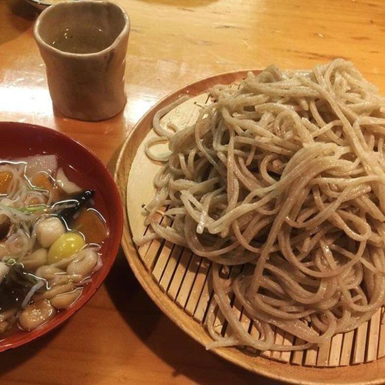 在當地很著名的蕎麥麵店,採用會津麵條,麵條特別有彈性和質感,天婦羅 在當地很著名的蕎麥麵店,採用會津麵條,麵條特別有彈性和質感,天婦羅