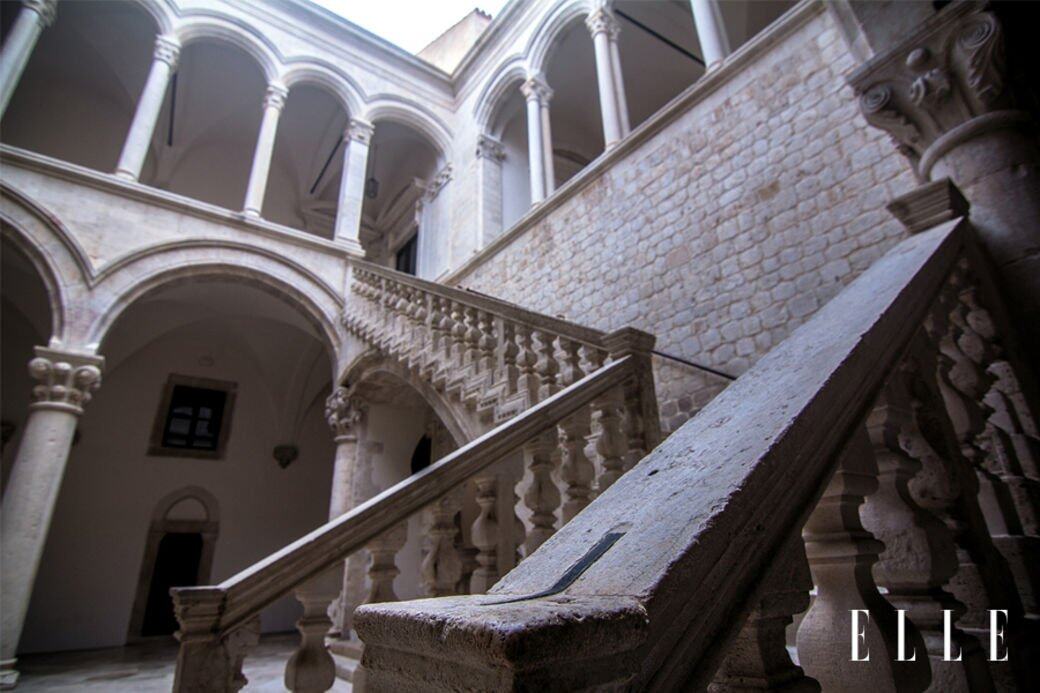 市中心旁是文化博物館,小小的博物館由原總督府改建而成,展品不多但 市中心旁是文化博物館,小小的博物館由原總督府改建而成,展品不多但