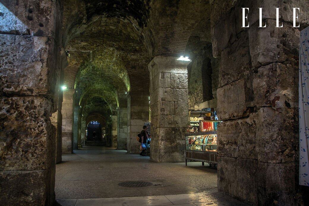 《 GOT》把Diocletian’s Palace的地牢變做君臨城的龍之墓,現實中這裡是一條繁忙的商店 《 GOT》把Diocletian’s Palace的地牢變做君臨城的龍之墓,現實中這裡是一條繁忙的商店