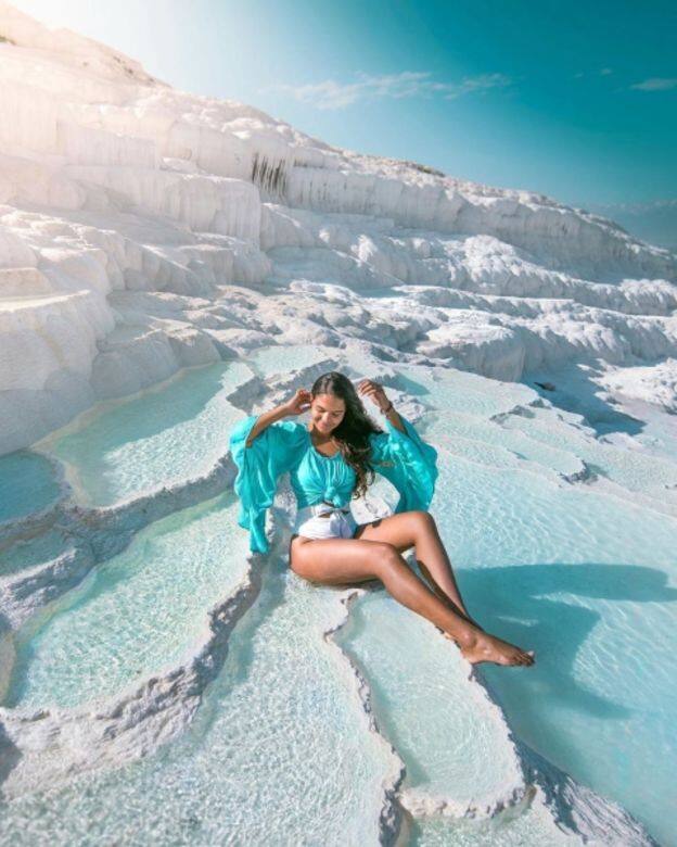 寫意的坐在棉花堡的淺水處,像有仙女下凡的感覺。Photo: IG@destinationchaser 寫意的坐在棉花堡的淺水處,像有仙女下凡的感覺。Photo: IG@destinationchaser
