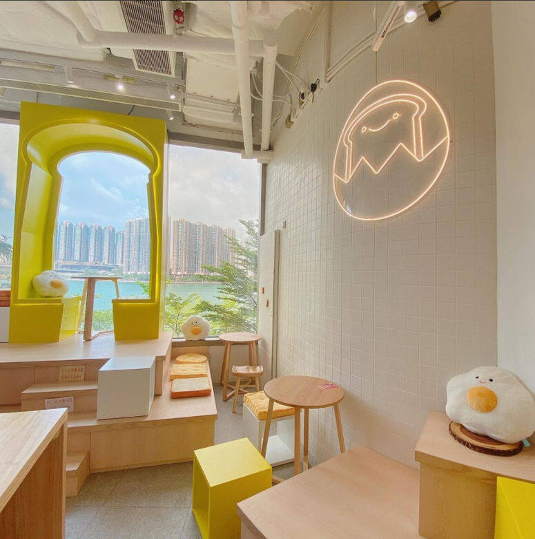 店舖的吐司款款足料爆餡,當中軟殼蟹親子滑蛋吐司最受歡迎,酥脆軟殼 店舖的吐司款款足料爆餡,當中軟殼蟹親子滑蛋吐司最受歡迎,酥脆軟殼