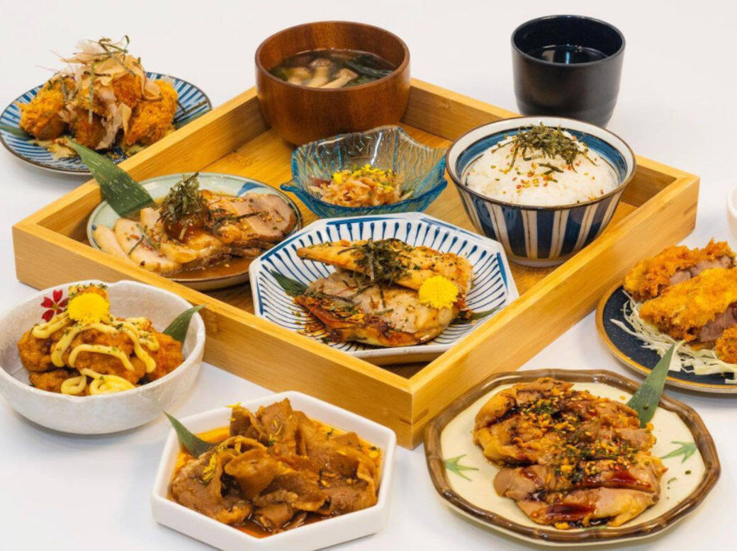 主打傳統和菓子以及提供多款不同口味班戟,如宇治抹茶、朱古力、野莓、焙 主打傳統和菓子以及提供多款不同口味班戟,如宇治抹茶、朱古力、野莓、焙