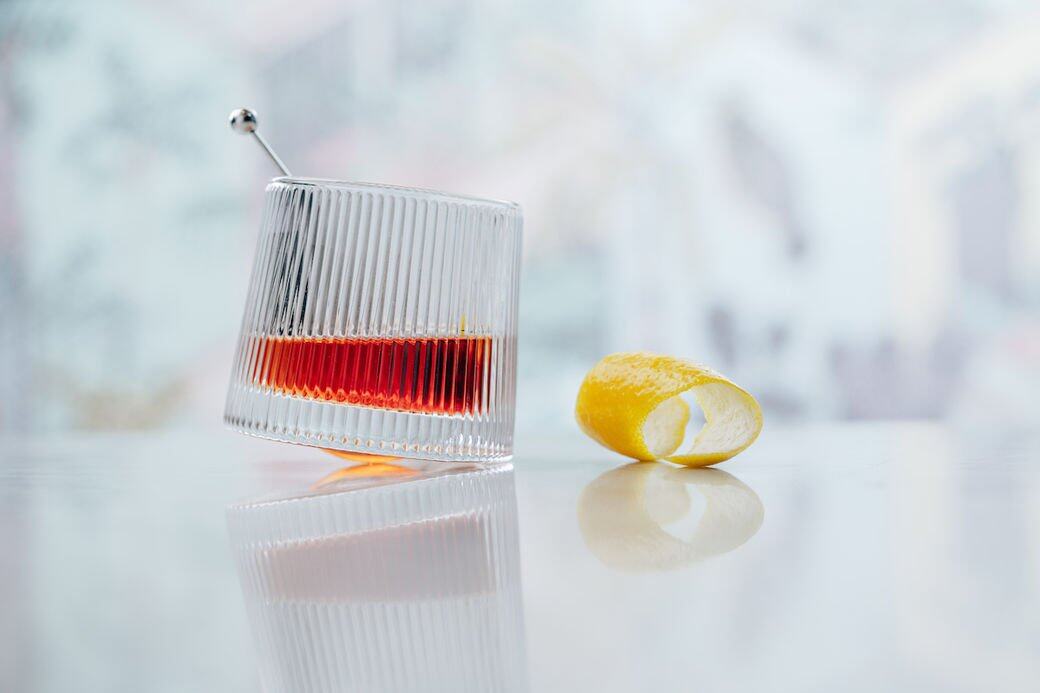 客人可先來一杯The Sazerac($140),這杯酒被大眾認為是「美國第一杯雞尾酒」,大約出 客人可先來一杯The Sazerac($140),這杯酒被大眾認為是「美國第一杯雞尾酒」,大約出