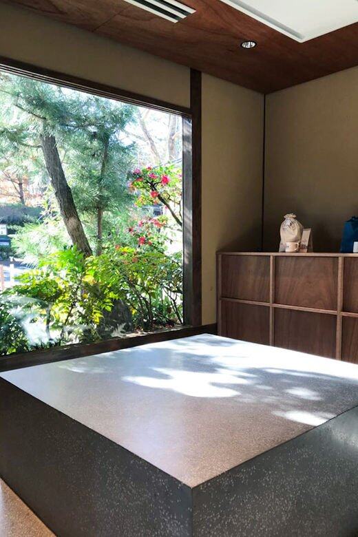 由傳統町家改建成的Blue Bottle,窗外的陽光與樹木形成的光與影。 由傳統町家改建成的Blue Bottle,窗外的陽光與樹木形成的光與影。
