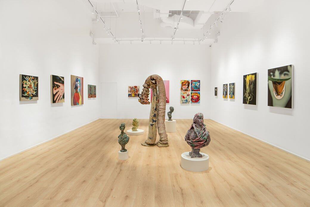 《Stay Tuned…》以5位藝術家聯展作為首個進駐中環皇后大道的開幕展覽,作品概 《Stay Tuned…》以5位藝術家聯展作為首個進駐中環皇后大道的開幕展覽,作品概