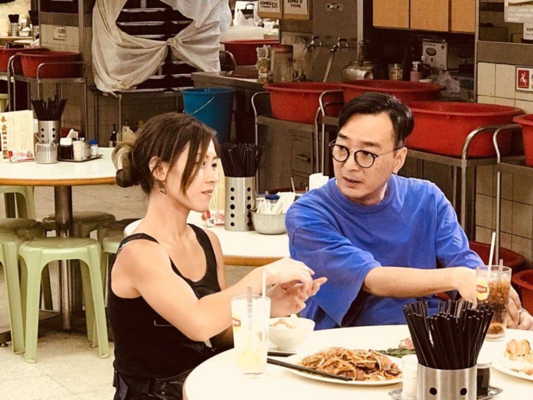小朱成為嘉賓,與鄒凱光一同拍攝《工廠食堂》,到工廠區開餐。 小朱成為嘉賓,與鄒凱光一同拍攝《工廠食堂》,到工廠區開餐。