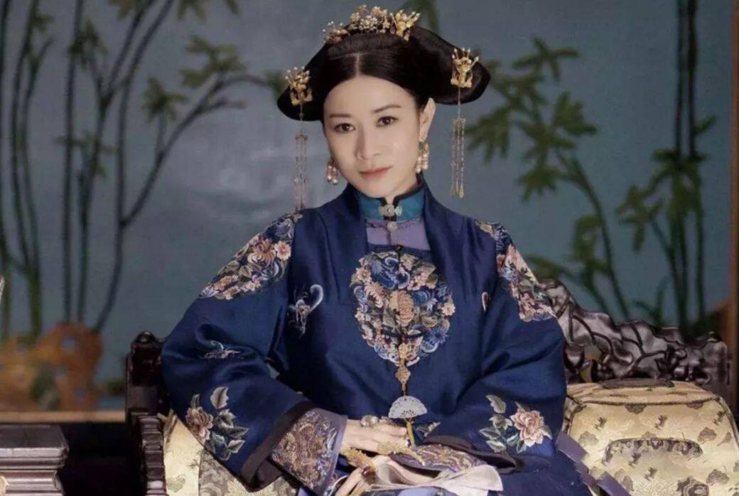 人人都覺得自己在飛砂風中轉,「辦公室=宮廷」的想像,在香港大部分人的日常生活之中 人人都覺得自己在飛砂風中轉,「辦公室=宮廷」的想像,在香港大部分人的日常生活之中