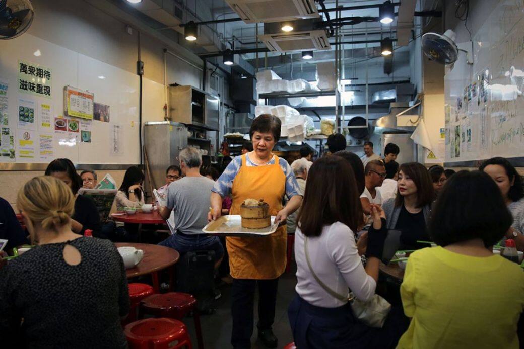 而且,C君對香港那種沒有服務態度的「食店店員」 而且,C君對香港那種沒有服務態度的「食店店員」