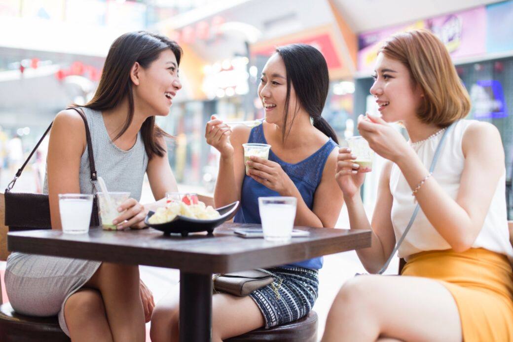 回港後,她帶着日本手信出來食飯 回港後,她帶着日本手信出來食飯