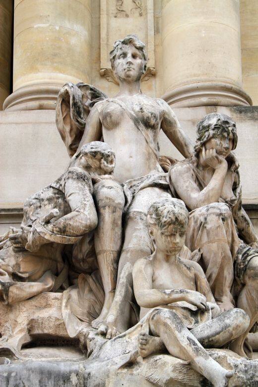 像袒胸露乳的瑪麗安娜(法語:Marianne) 是法蘭西共和國的國家象徵