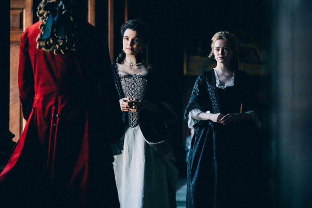 在《爭寵》中可看,Emma Stone和Rachel Weisz用盡一切方法來爭取Olivia Colma的歡心 在《爭寵》中可看,Emma Stone和Rachel Weisz用盡一切方法來爭取Olivia Colma的歡心