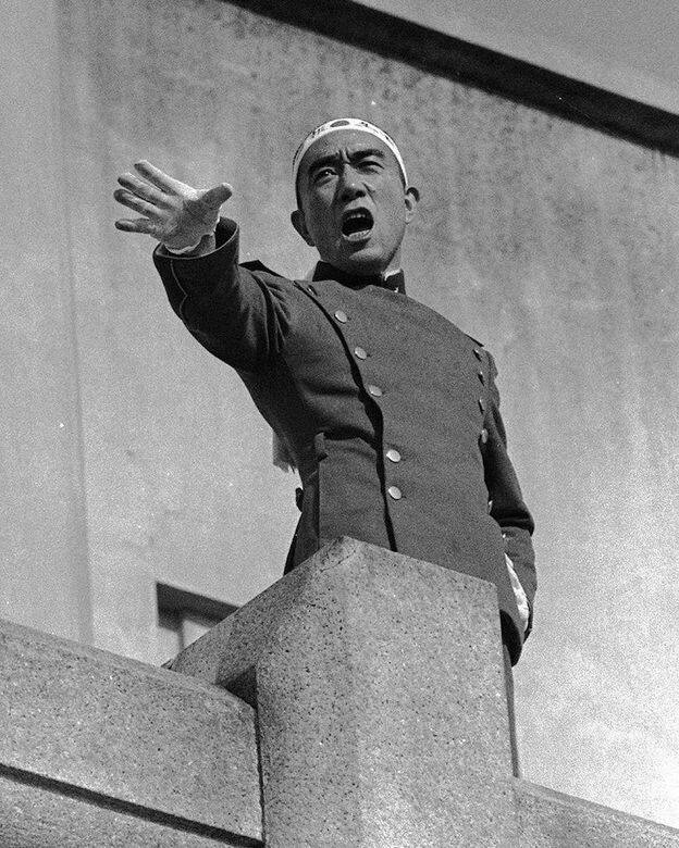 1970年,三島由紀夫於東京的劫持了日本陸上自衛隊東部總監部的總監,並 1970年,三島由紀夫於東京的劫持了日本陸上自衛隊東部總監部的總監,並