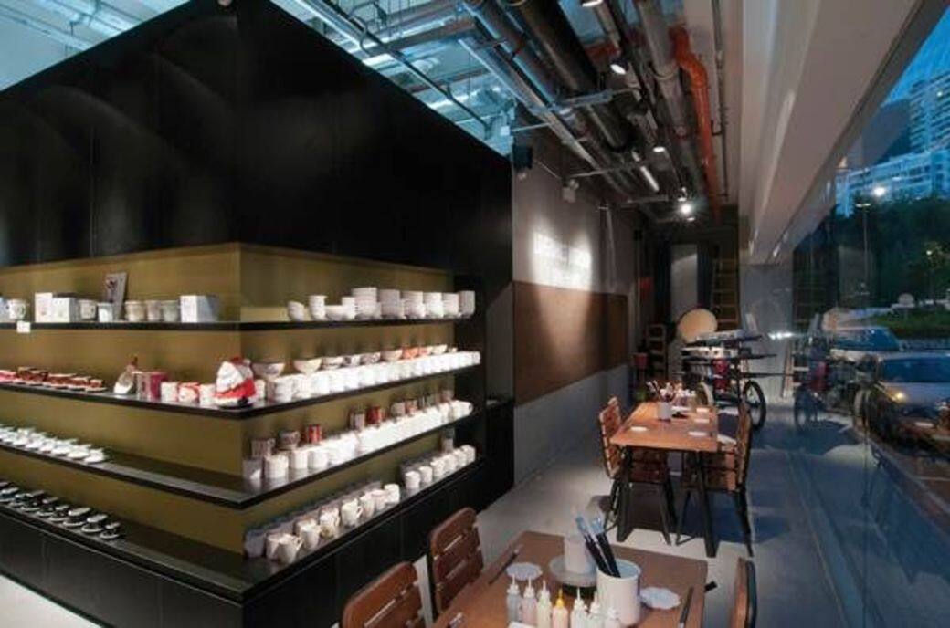 店內最多可容納 16 位同時進行陶瓷繪製 店內最多可容納 16 位同時進行陶瓷繪製