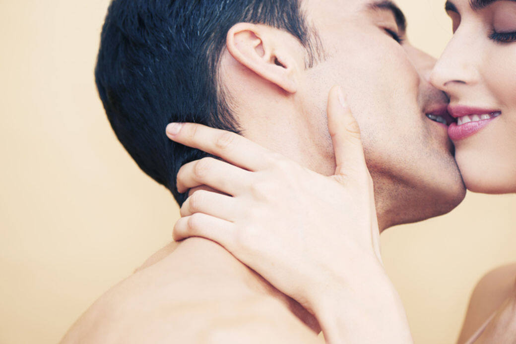 舌頭是玩前戲的大殺傷力「武器」之一，從接吻作第一步，然後舔他的耳垂、頸