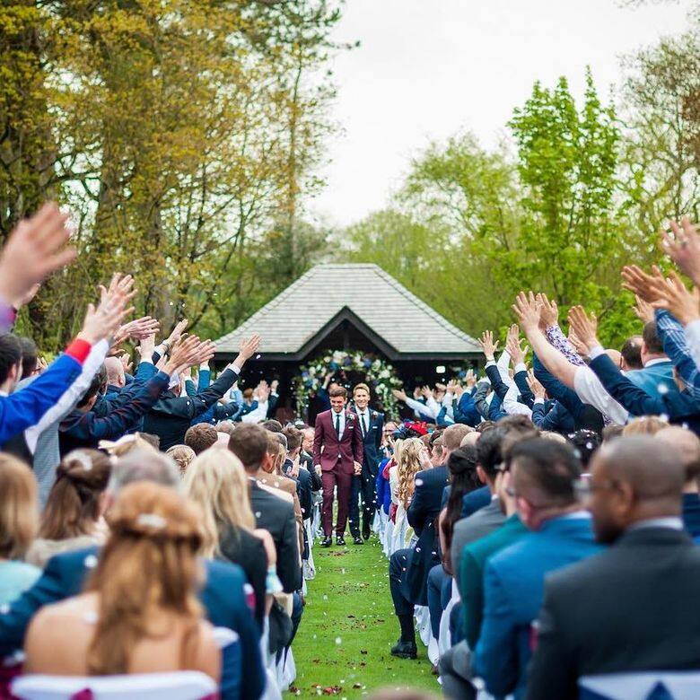 2017年,二人經歷過long distant 的戀愛考驗後,決定結婚,並在英國的戶外公園Bovey Castle 2017年,二人經歷過long distant 的戀愛考驗後,決定結婚,並在英國的戶外公園Bovey Castle