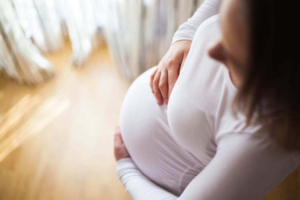 本來大家都同情這位未婚媽媽,但當媒體披露這位二十出頭的女生原來 本來大家都同情這位未婚媽媽,但當媒體披露這位二十出頭的女生原來